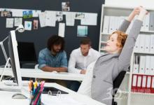 近視男加班至眼血管爆裂 年終加班別忘護(hù)眼