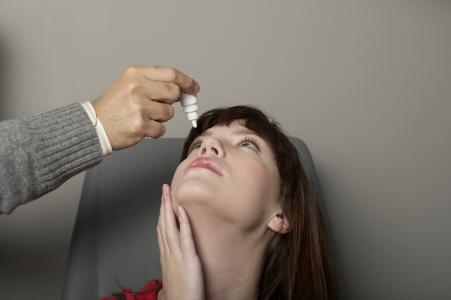 眼睛干澀滴眼藥水為何越滴越干？