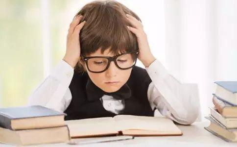 孩子近視了，究竟是坐在教室前排好還是后排好？