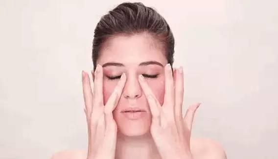 眼睛浮腫黑眼圈，4類眼部問題按摩法搞定！