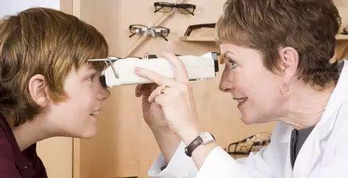 孩子近視了，究竟是坐在教室前排好還是后排好？