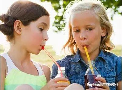注意！近視眼患者要少喝碳酸飲料！