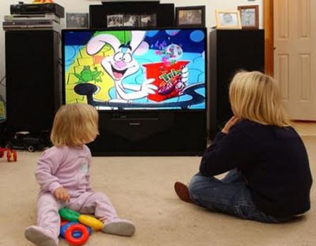 看電視姿勢不良小心斜視 看電視姿勢不良小心斜視