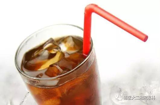 注意！近視眼患者要少喝碳酸飲料！