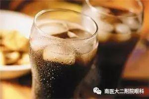 注意！近視眼患者要少喝碳酸飲料！
