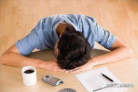 戴隱形眼鏡的小伙伴，秋乏午覺別趴著睡