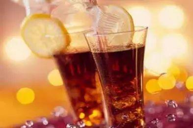 為什么近視孩子要少喝碳酸飲料？