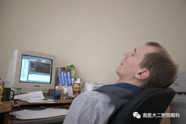 戴隱形眼鏡的小伙伴，秋乏午覺別趴著睡