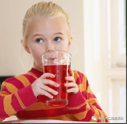 注意！近視眼患者要少喝碳酸飲料！