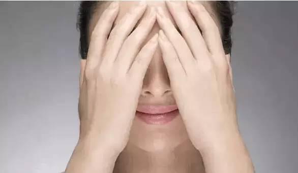 眼睛浮腫黑眼圈，4類眼部問題按摩法搞定！