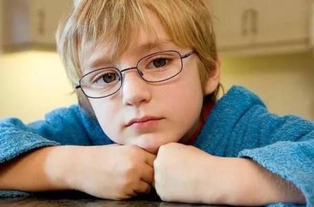 長期戴眼鏡導(dǎo)致眼睛變形怎么辦？