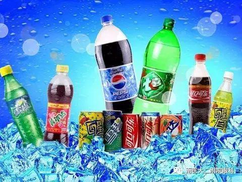 注意！近視眼患者要少喝碳酸飲料！