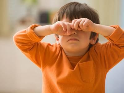 寶寶為什么揉眼睛？只是困了那么簡(jiǎn)單嗎？