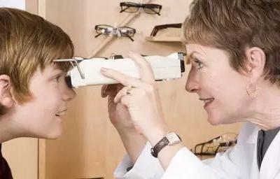 孩子近視了，究竟是坐在教室前排好還是后排好？