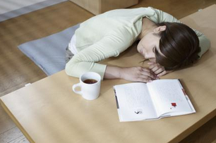 趴著睡壓迫眼睛，小心造成青光眼