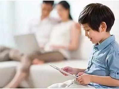 別做近視“幫兇”，生活中應及時糾正孩子錯誤用眼