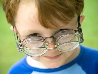 造成兒童近視的原因是什么？