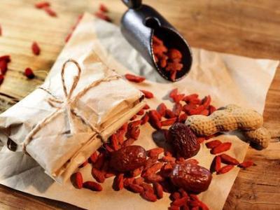 淮杞丹參烏雞湯——調(diào)補氣血健脾開胃