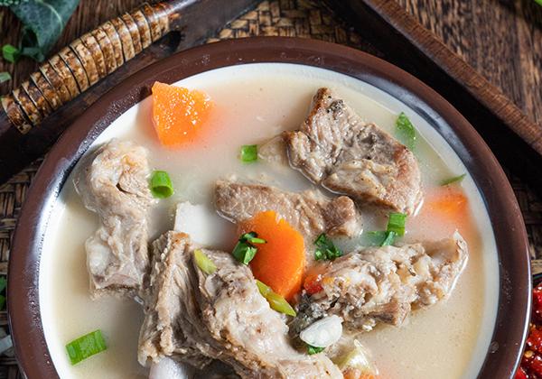 菠蘿怎么吃?4道營養豐富的菠蘿美食-易網<a href=http://m.henggaotouzi.com/ target=_blank class=infotextkey>健康養生</a>網 菠蘿怎么吃?4道營養豐富的菠蘿美食