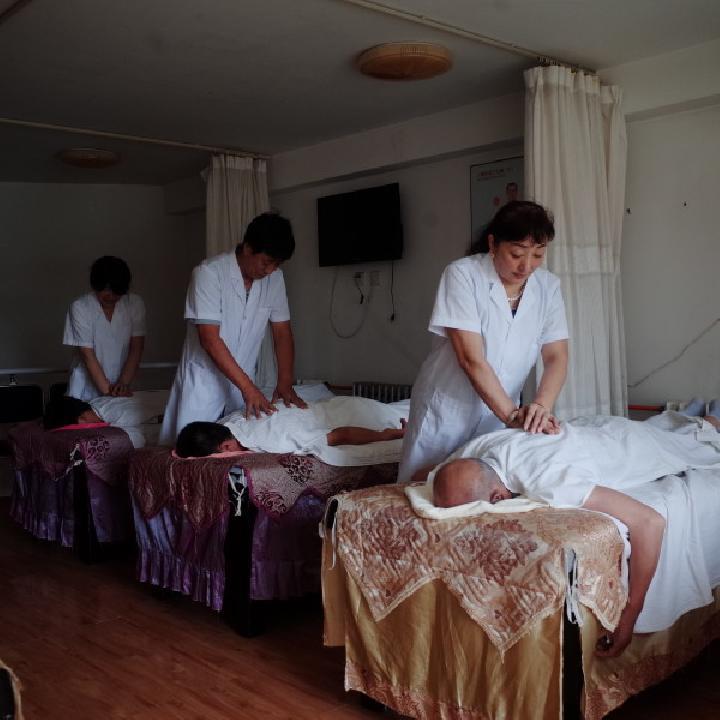 晚上睡覺發生落枕該如何緩解？教你按摩落枕穴緩解落枕痛苦