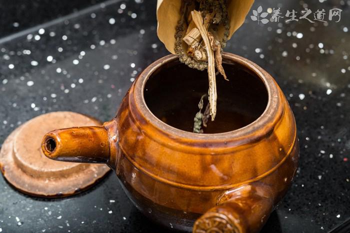 經(jīng)常大量飲水是病嗎-易網(wǎng)健康<a href=http://m.henggaotouzi.com/jkys/ target=_blank class=infotextkey>養(yǎng)生</a>網(wǎng) 經(jīng)常大量飲水是病嗎