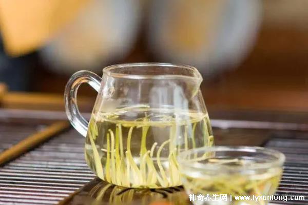 金銀花專治十種病,感冒/牙痛/痤瘡/咽喉腫痛(每天20g泡水喝好)-易網(wǎng)<a href=http://m.henggaotouzi.com/ target=_blank class=infotextkey>健康養(yǎng)生</a>網(wǎng) 金銀花專治十種病,感冒/牙痛/痤瘡/咽喉腫痛(每天20g泡水喝好)