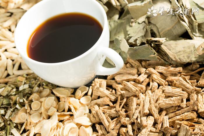 祛肝膽濕熱的中草藥有哪些-易網<a href=http://m.henggaotouzi.com/ target=_blank class=infotextkey>健康養生</a>網 祛肝膽濕熱的中草藥有哪些